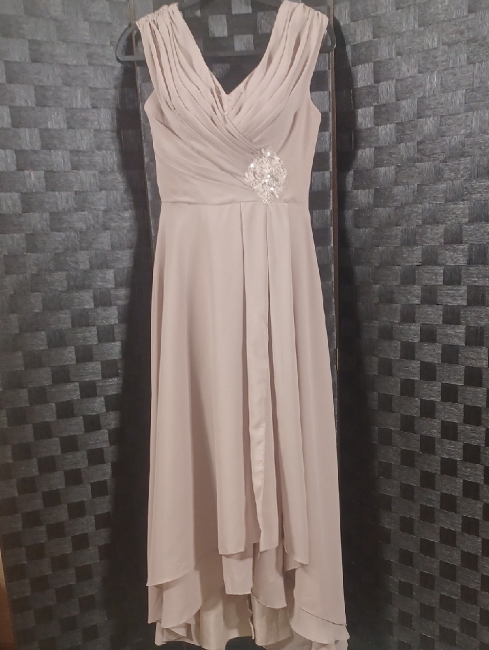 Elegant Sleeveless V-Neck Chiffon Evening Dress in Light Taupe